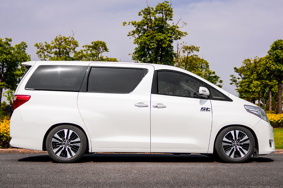 Compared to other coilover suspensions available for the Toyota Alphard and Toyota Vellfire (AH20), the suspension manufactured by KW automotive in Germany has adjustable dampers with a two-stage rebound valve.