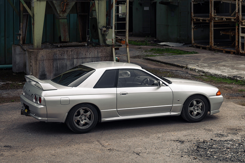 The ST XTA plus 3 kit enables a lowering of 45 - 65 millimeters at the front axle and 45 - 65 millimeters at the rear axle of the Nissan Skyline GT-R (R32)